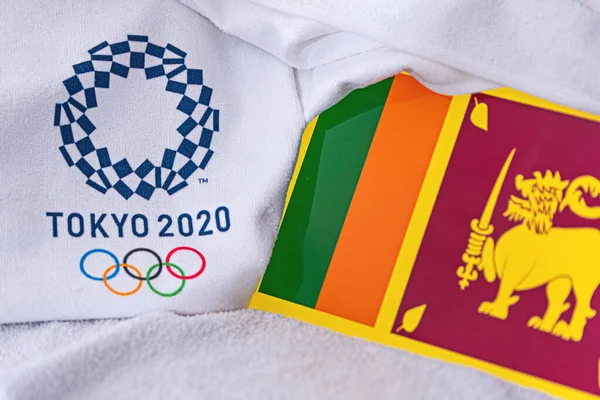 TOKYO, JAPON, FEVRIER. 2020 : Drapeau national du Sri Lanka, logo officiel des Jeux olympiques d'été à Tokyo 2020. Fond blanc — Photo