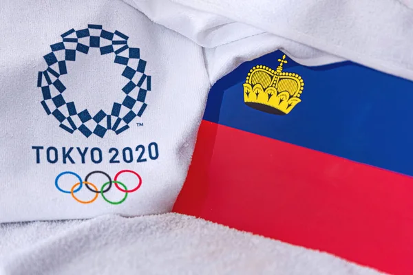 東京、日本、 2月。2020年4月4日:リヒテンシュタイン国旗、東京2020オリンピック夏の公式ロゴ。白地 — ストック写真