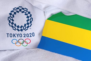Tokyo, Japonya, Şubat. 4, 2020: Gabon Ulusal Bayrağı, Tokyo 2020 Yaz Olimpiyatları 'nın resmi logosu. Beyaz arkaplan