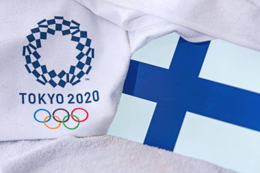 Tokyo, Japonya, Şubat. 4, 2020: Finlandiya Ulusal Bayrağı, Tokyo 2020 Yaz Olimpiyatları 'nın resmi logosu. Beyaz arkaplan