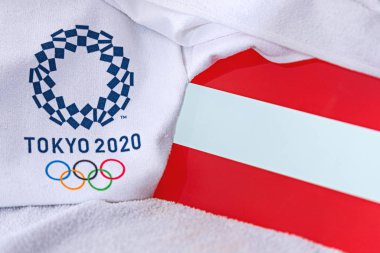 Tokyo, Japonya, Şubat. 4, 2020: Avusturya Ulusal Bayrağı, Tokyo 2020 Yaz Olimpiyatları 'nın resmi logosu. Beyaz arkaplan