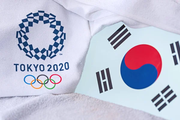 TOKYO, JAPAN, FEBRUARY. 4, 2020: South Korea National flag, official logo of summer olympic games in Tokyo 2020. White background — Stock Photo, Image