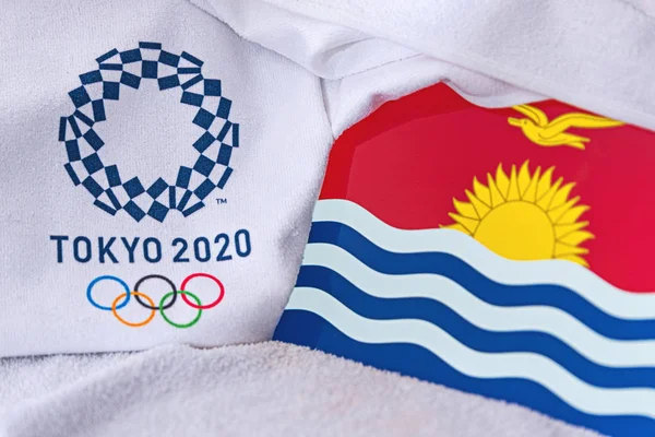 東京、日本、 2月。2020年4月4日:キリバティ国旗、東京2020オリンピックの公式ロゴ。白地 — ストック写真
