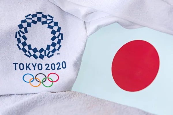 TOKYO, JAPAN, FEBRUARY. 4, 2020: Bendera nasional Jepang, logo resmi Olimpiade Musim Panas di Tokyo 2020. Latar belakang putih — Stok Foto