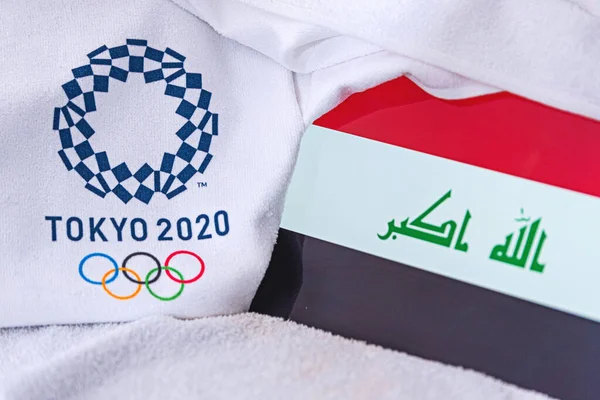 Токіо, Японія, лютий. 4, 2020: Національний прапор Іраку, офіційний логотип літніх олімпійських ігор в Токіо 2020. Біле тло — стокове фото