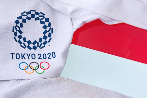 TOKIO, JAPÓN, FEBRERO. 4, 2020: Bandera Nacional de Indonesia, logo oficial de los juegos olímpicos de verano en Tokio 2020. Fondo blanco —  Fotos de Stock