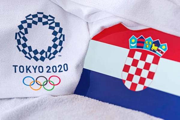 Τόκιο, Ιαπωνία, Φεβρουάριος. 4, 2020: Εθνική σημαία Κροατίας, επίσημο λογότυπο των θερινών ολυμπιακών αγώνων στο Τόκιο 2020. Λευκό φόντο — Φωτογραφία Αρχείου