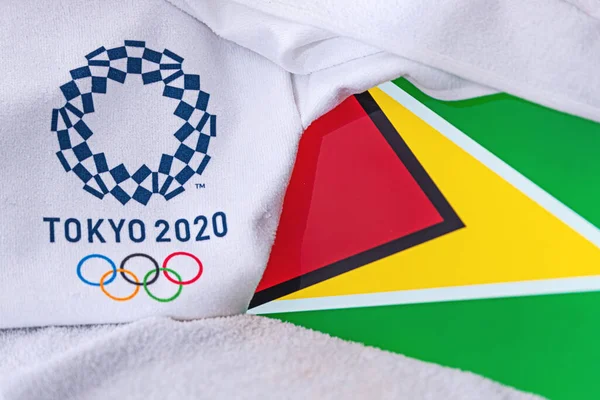 TOKYO, JAPAN, FEBRUARY. 4, 2020: Bendera Nasional Guyana, logo resmi Olimpiade Musim Panas di Tokyo 2020. Latar belakang putih — Stok Foto