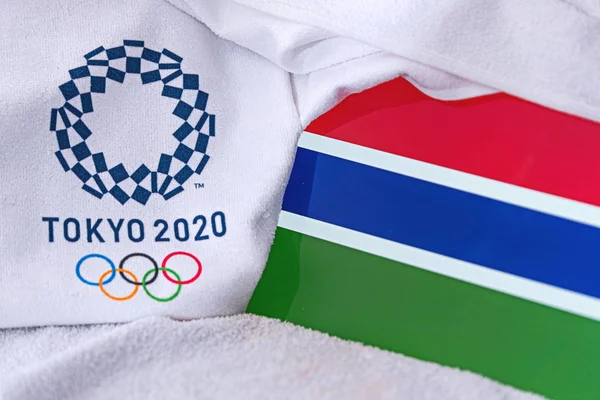 TOKYO, JAPAN, FEBRUARY. 4, 2020: Bendera Nasional Gambia, logo resmi Olimpiade Musim Panas di Tokyo 2020. Latar belakang putih — Stok Foto