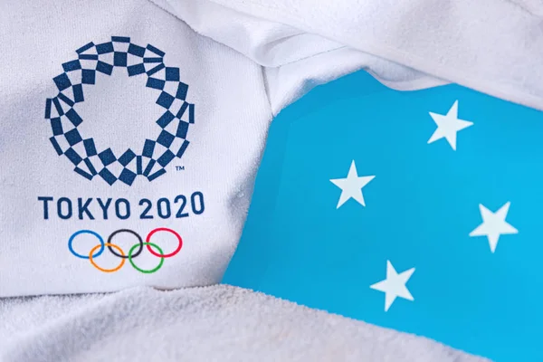 東京、日本、 2月。2020年4月4日:ミクロネシア連邦、ミクロネシア連邦国旗、東京2020オリンピック公式ロゴ。白地 — ストック写真