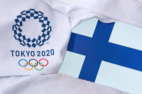 Tokio, Japonsko, únor. 4,2020: Finsko Národní vlajka, oficiální logo letních olympijských her v Tokiu2020. Bílé pozadí — Stock fotografie