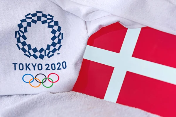 東京、日本、 2月。2020年4月4日:デンマーク国旗、東京2020オリンピックの公式ロゴ。白地 — ストック写真
