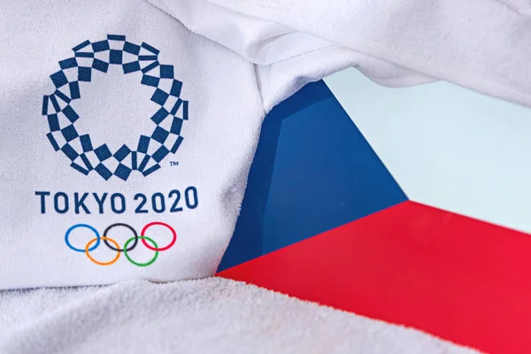 TOKYO, JAPAN, FEBRUARY. 4, 2020: Czechia, bendera Nasional Republik Ceko, logo resmi pertandingan olimpiade musim panas di Tokyo 2020. Latar belakang putih — Stok Foto