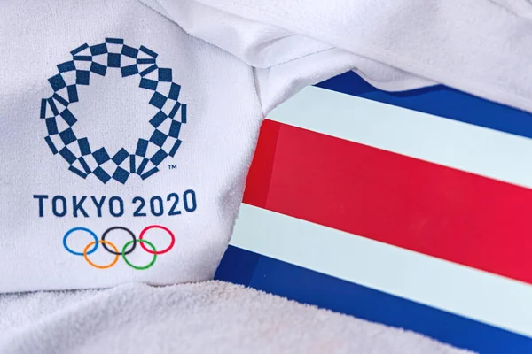 TOKYO, JAPAN, FEBRUARY. 4, 2020: Bendera nasional Kosta Rika, logo resmi Olimpiade Musim Panas di Tokyo 2020. Latar belakang putih — Stok Foto