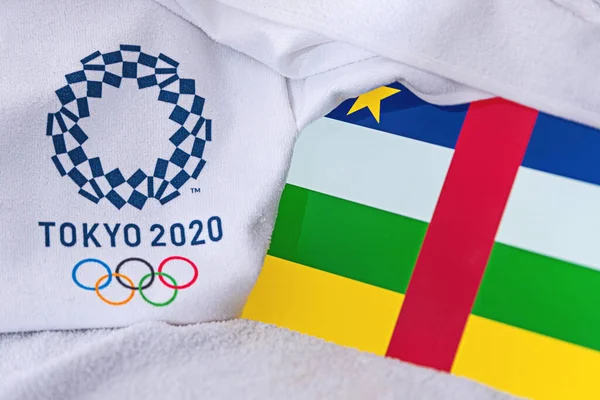 東京、日本、 2月。2020年4月4日:中央アフリカ共和国国旗、東京2020オリンピックの公式ロゴ。白地 — ストック写真