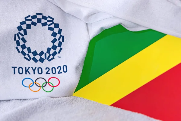 東京、日本、 2月。2020年4月4日:コンゴ共和国国旗、東京2020オリンピック夏季大会公式ロゴ。白地 — ストック写真