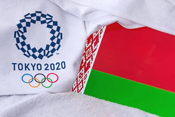 TOKYO, JAPAN, FEBRUARY. 4, 2020: Bendera nasional Belarus, logo resmi Olimpiade Musim Panas di Tokyo 2020. Latar belakang putih — Stok Foto