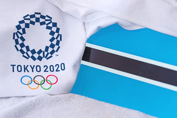 TOKYO, JAPAN, FEBRUARY. 4, 2020: Bendera Nasional Botswana, logo resmi Olimpiade Musim Panas di Tokyo 2020. Latar belakang putih — Stok Foto