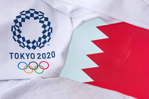 TOKYO, GIAPPONE, FEBBRAIO 4, 2020: Bandiera nazionale del Bahrain, logo ufficiale dei giochi olimpici estivi a Tokyo 2020. Fondo bianco — Foto Stock