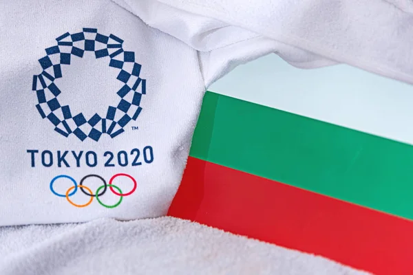 東京、日本、 2月。2020年4月4日:ブルガリア国旗、東京2020オリンピックの公式ロゴ。白地 — ストック写真