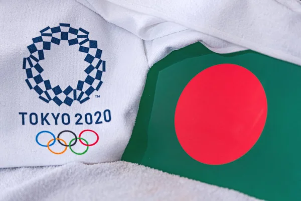 東京、日本、 2月。2020年4月4日:バングラデシュ国旗、東京2020オリンピック夏の公式ロゴ。白地 — ストック写真