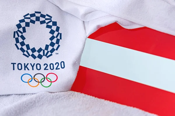 Du, JAPAN, FEBRUARY. 4, 2020: Østerrikes flagg, offisiell logo for sommer-OL i Tokyo 2020. Hvit bakgrunn – stockfoto