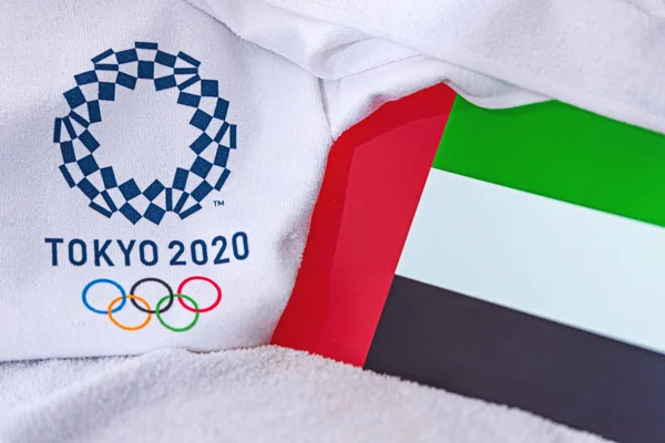 TOKYO, GIAPPONE, FEBBRAIO 4, 2020: bandiera nazionale degli Emirati Arabi Uniti, logo ufficiale dei giochi olimpici estivi a Tokyo 2020. Fondo bianco — Foto Stock