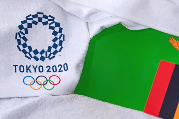 TOKYO, JAPAN, FEBRUARY. 4, 2020: Bendera Nasional Zambia, logo resmi Olimpiade Musim Panas di Tokyo 2020. Latar belakang putih — Stok Foto