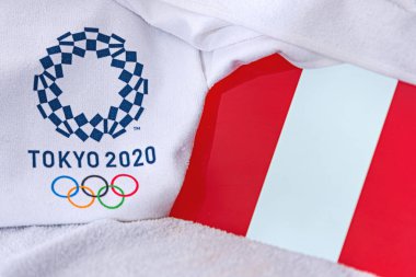 Tokyo, Japonya, Şubat. 4, 2020: Peru Ulusal Bayrağı, Tokyo 2020 Yaz Olimpiyatları 'nın resmi logosu. Beyaz arkaplan