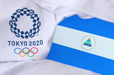 Tokyo, Japonya, Şubat. 4, 2020: Nikaragua Ulusal Bayrağı, Tokyo 2020 Yaz Olimpiyatları 'nın resmi logosu. Beyaz arkaplan