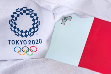 Tokyo, Japonya, Şubat. 4, 2020: Malta Ulusal Bayrağı, Tokyo 2020 Yaz Olimpiyatları 'nın resmi logosu. Beyaz arkaplan