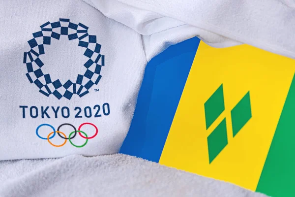 東京、日本、 2月。2020年4月4日:サンビンセントとグレナディーン国旗、東京2020オリンピック夏の公式ロゴ。白地 — ストック写真