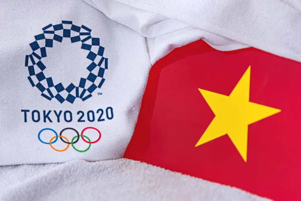 TOKYO, JAPAN, FEBRUARY. 4, 2020: Bendera Nasional Vietnam, logo resmi Olimpiade Musim Panas di Tokyo 2020. Latar belakang putih — Stok Foto