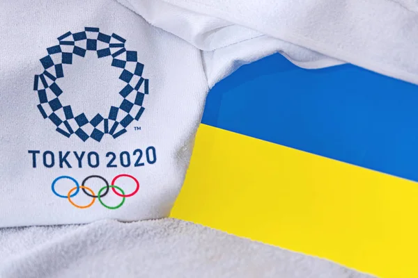 東京、日本、 2月。2020年4月4日:ウクライナ国旗、東京2020オリンピック夏の公式ロゴ。白地 — ストック写真