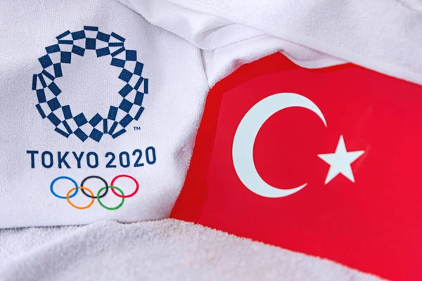 Τόκιο, Ιαπωνία, Φεβρουάριος. 4, 2020: Εθνική σημαία Τουρκίας, επίσημο λογότυπο θερινών Ολυμπιακών Αγώνων στο Τόκιο 2020. Λευκό φόντο — Φωτογραφία Αρχείου