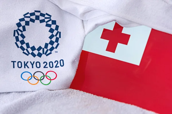 Tokio, Japan, Februar. 4. 2020: tonga-Nationalflagge, offizielles Logo der Olympischen Sommerspiele in Tokio 2020. weißer Hintergrund — Stockfoto