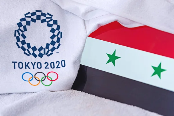 Токіо, Японія, лютий. 4, 2020: Національний прапор Сирії, офіційний логотип літніх олімпійських ігор в Токіо в 2020 році. Біле тло — стокове фото
