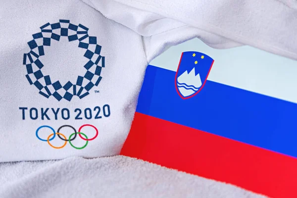 東京、日本、 2月。2020年4月4日:スロベニア国旗、東京2020オリンピックの公式ロゴ。白地 — ストック写真