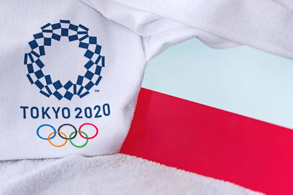 TOKYO, JAPAN, FEBRUARY. 4, 2020: Bendera Nasional Polandia, logo resmi Olimpiade Musim Panas di Tokyo 2020. Latar belakang putih — Stok Foto