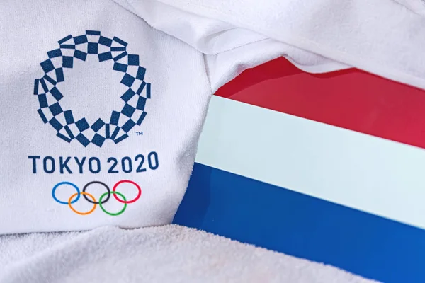 TOKYO, JAPAN, FEBRUARY. 4, 2020: Olanda, steagul național al Olandei, logo-ul oficial al jocurilor olimpice de vară din Tokyo 2020. Fundal alb — Fotografie, imagine de stoc