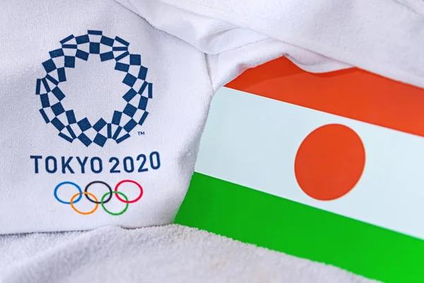 東京、日本、 2月。2020年4月4日:ニジェール国旗、東京2020オリンピックの公式ロゴ。白地 — ストック写真
