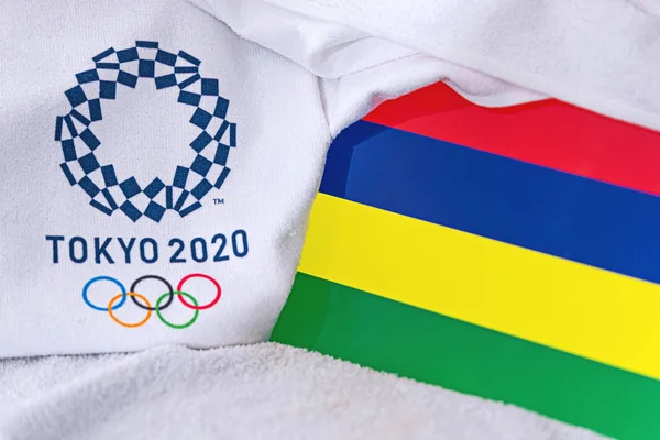 TOKYO, JAPAN, FEBRUARY. 4, 2020: Bendera Nasional Mauritius, logo resmi Olimpiade Musim Panas di Tokyo 2020. Latar belakang putih — Stok Foto