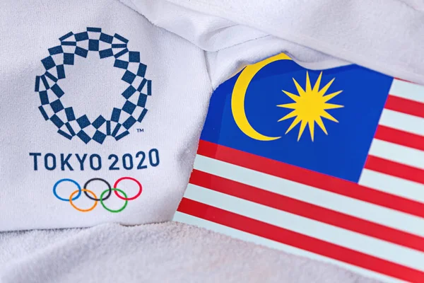 TOKYO, GIAPPONE, FEBBRAIO 4, 2020: Malesia Bandiera nazionale, logo ufficiale dei giochi olimpici estivi a Tokyo 2020. Fondo bianco — Foto Stock