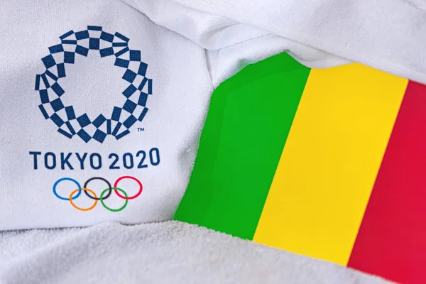 東京、日本、 2月。2020年4月4日:マリ国旗、東京2020オリンピック夏の公式ロゴ。白地 — ストック写真