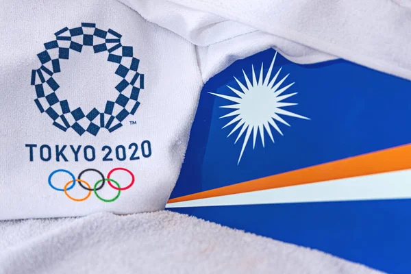 TOKYO, JAPAN, FEBRUARY. 4, 2020: Bendera Nasional Kepulauan Marshall, logo resmi Olimpiade Musim Panas di Tokyo 2020. Latar belakang putih — Stok Foto