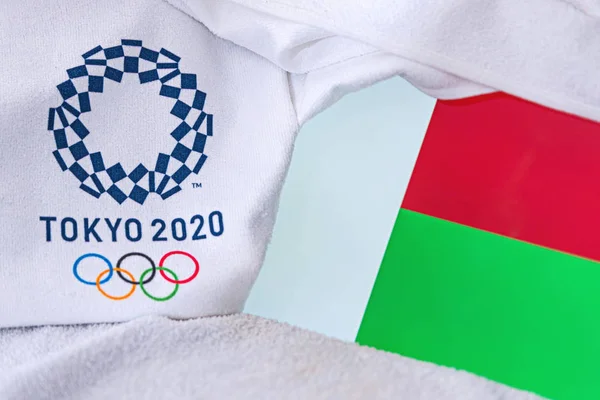 Du, JAPAN, FEBRUARY. 4, 2020: Madagaskar nasjonalflagg, offisiell logo for sommer-OL i Tokyo 2020. Hvit bakgrunn – stockfoto