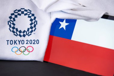 Tokyo, Japonya, Şubat. - Sekiz. 2020: Tokyo 2020 'de yaz olimpiyatlarında Şili, ulusal bayrak, siyah zemin