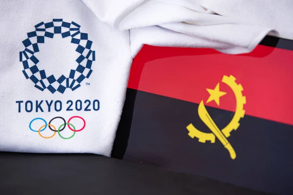 東京、日本、 2月。8 。2020年:アンゴラ、東京2020オリンピック、国旗、黒の背景 — ストック写真