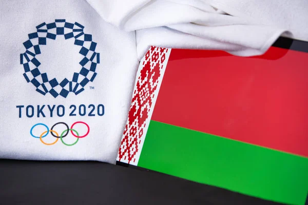 東京、日本、 2月。8 。2020年:ベラルーシ、東京2020オリンピックでのベラルーシ、国旗、黒の背景 — ストック写真