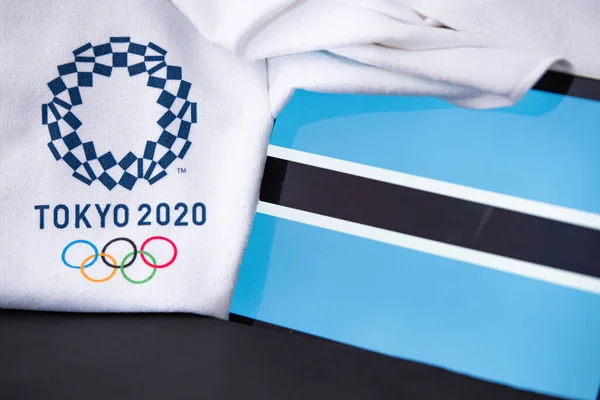 東京、日本、 2月。8 。2020年:東京2020オリンピックでのボツワナ、国旗、黒地 — ストック写真